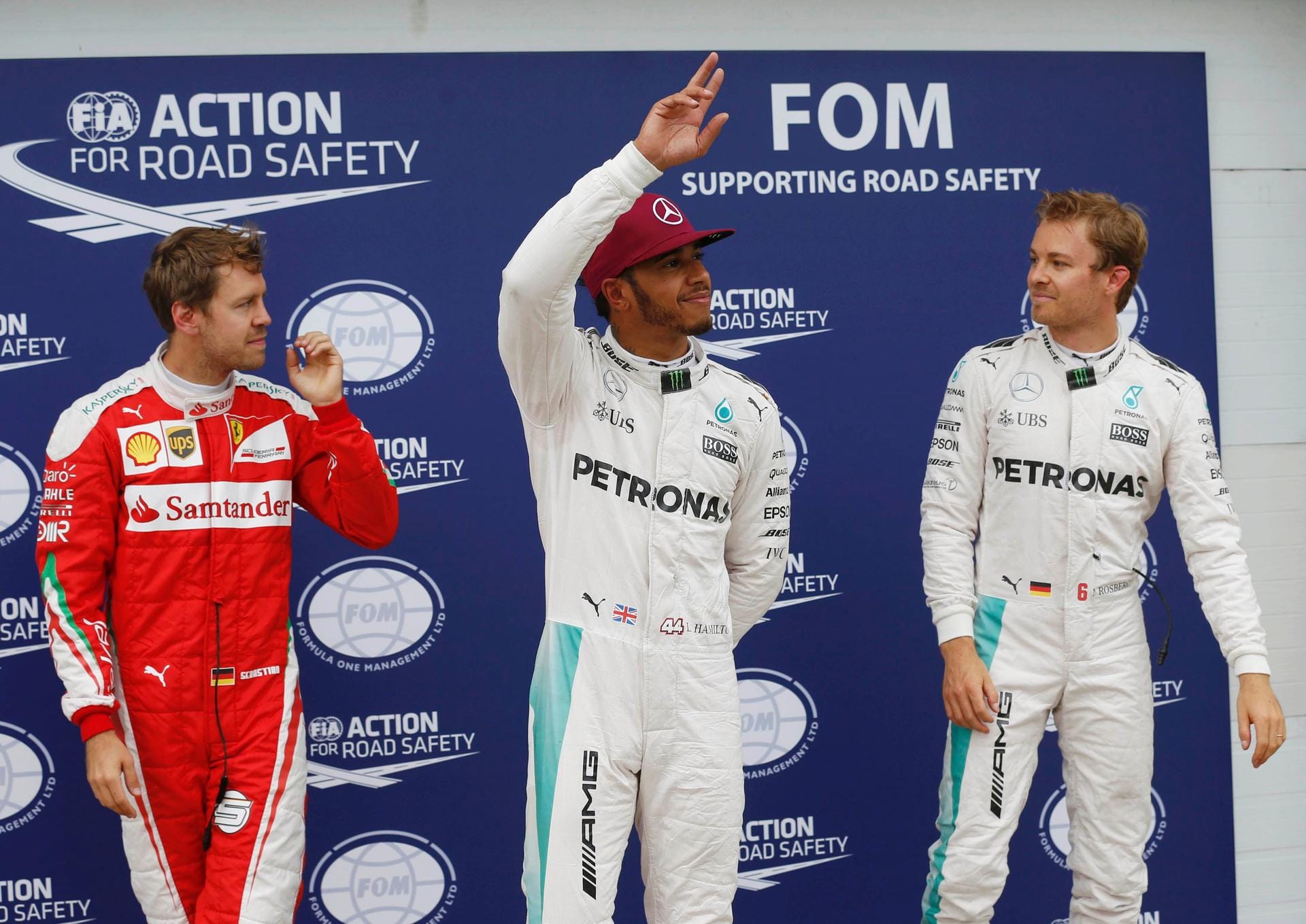 Ein Bild sagt eben doch mehr als 1000 Worte: Sebastian Vettel (li.) und Nico Rosberg (re.) schauen neidisch auf den Qualifying-Schnellsten Lewis Hamilton, der seine Freude mit einer lässigen Siegergeste zum Ausdruck bringt.