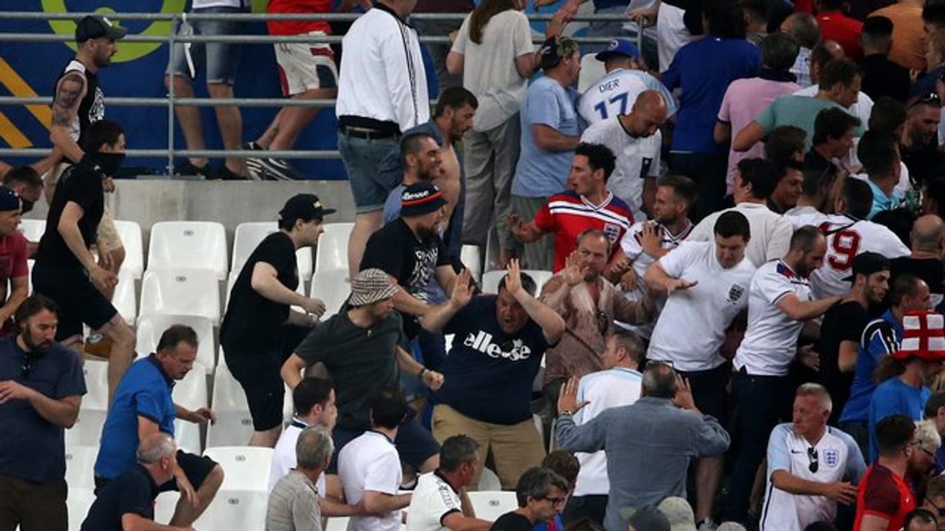 Die Gewalt zwischen Russen und Engländern setzt sich kurz vor dem Abpfiff auch im Stadion fort.