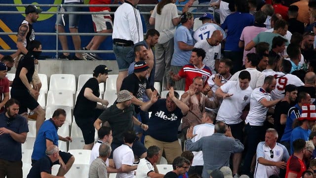 Die Gewalt zwischen Russen und Engländern setzt sich kurz vor dem Abpfiff auch im Stadion fort. Die Gewalt zwischen Russen und Engländern setzt sich kurz vor dem Abpfiff auch im Stadion fort.