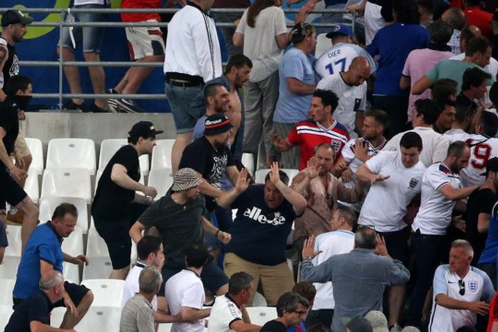 Die Gewalt zwischen Russen und Engländern setzt sich kurz vor dem Abpfiff auch im Stadion fort.