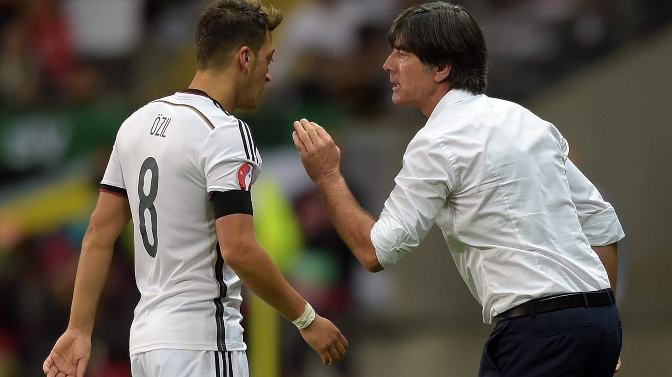Bundestrainer Joachim Löw baut auf Mesut Özil.