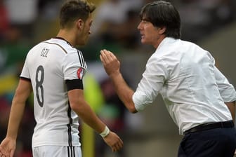 Bundestrainer Joachim Löw baut auf Mesut Özil.