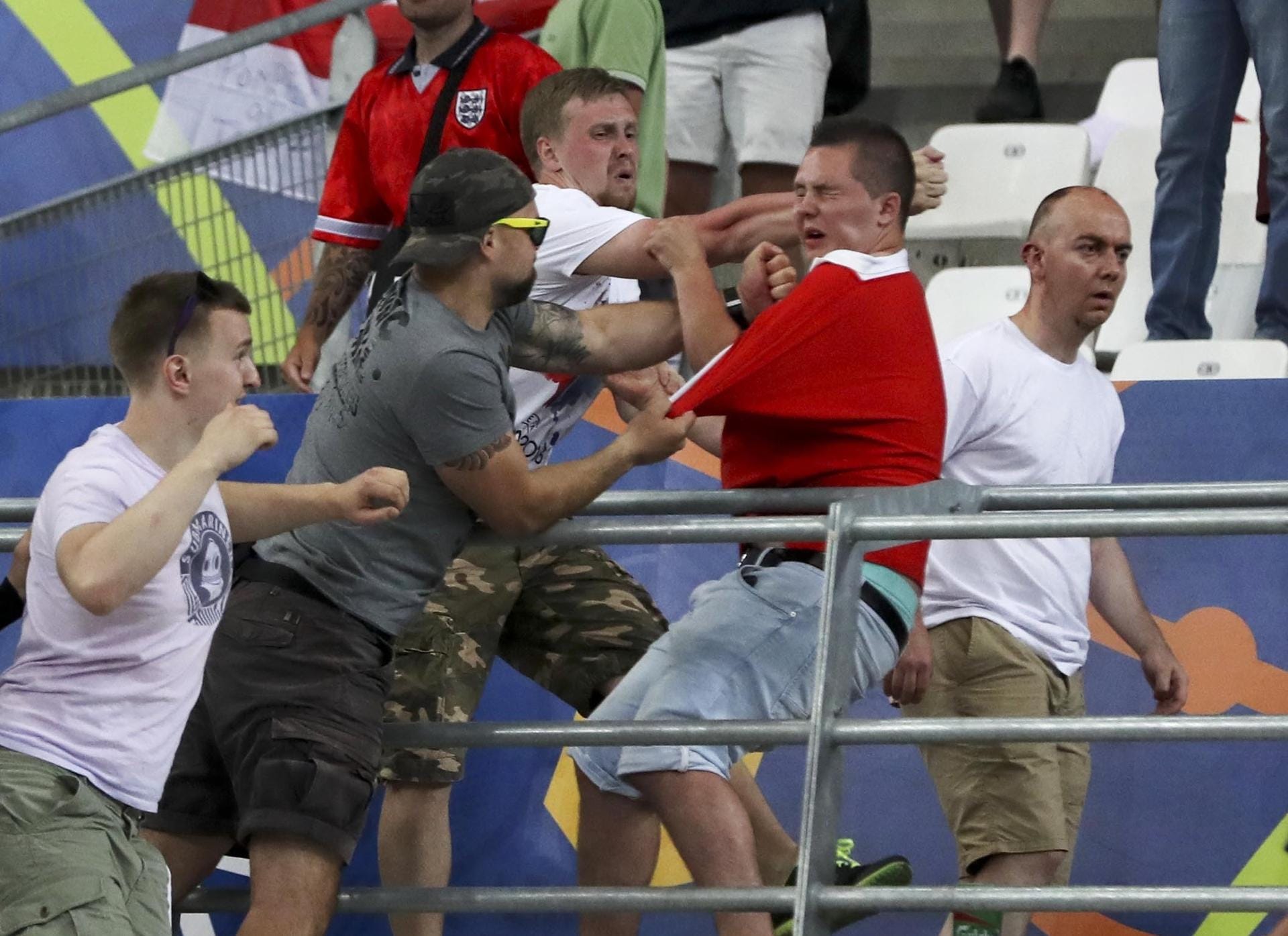 Nach dem EM-Spiel England gegen Russland am Samstagabend ist es im Stadion von Marseille zu Ausschreitungen gekommen. Dutzende russische Fußball-Fans stürmten kurz nach dem Abpfiff auf englische Anhänger los.