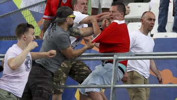 Nach dem EM-Spiel England gegen Russland am Samstagabend ist es im Stadion von Marseille zu Ausschreitungen gekommen. Dutzende russische Fußball-Fans stürmten kurz nach dem Abpfiff auf englische Anhänger los.