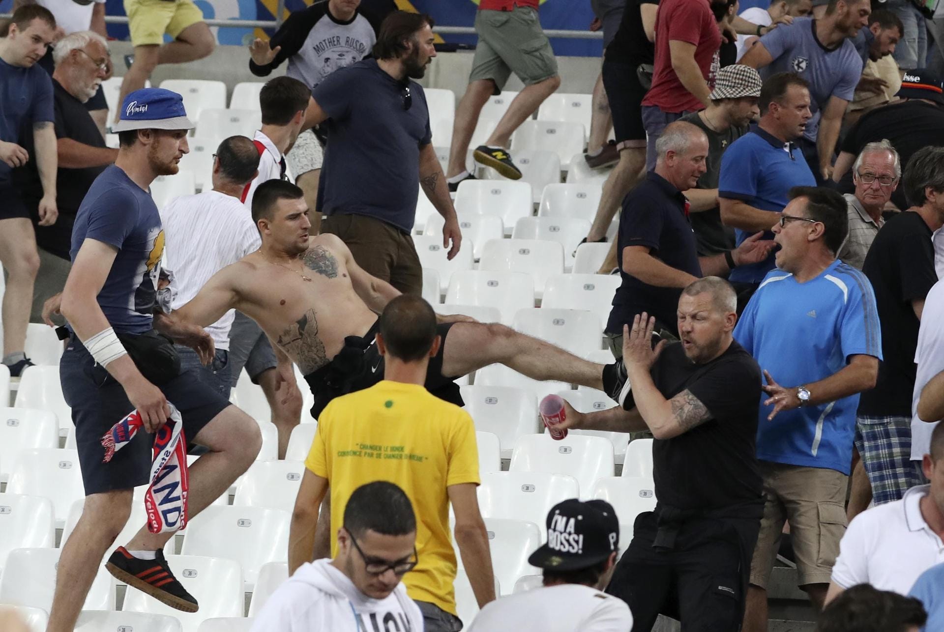 Dutzende russische Fußball-Fans stürmten kurz nach dem Abpfiff auf englische Anhänger los. Sie bewarfen sie mit Leuchtraketen und rissen Flaggen herunter. Es kam zu Schlägereien.
