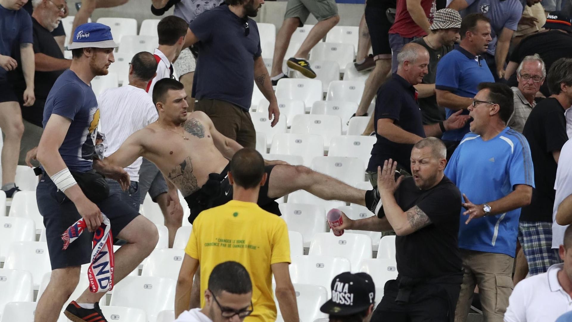 Dutzende russische Fußball-Fans stürmten kurz nach dem Abpfiff auf englische Anhänger los. Sie bewarfen sie mit Leuchtraketen und rissen Flaggen herunter. Es kam zu Schlägereien.