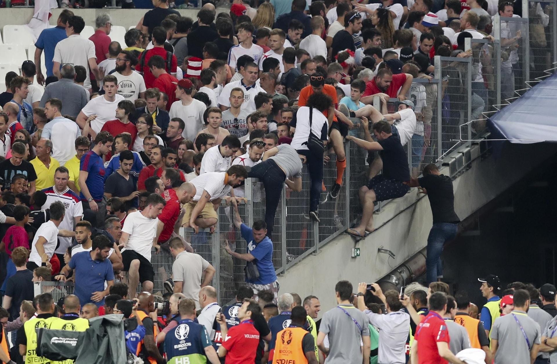 Aus Panik kletterten viele der englischen Zuschauer über die Zäune zum Innenraum. Ordner schauten zunächst tatenlos zu, griffen dann aber ein und trennten die gegnerischen Fans.