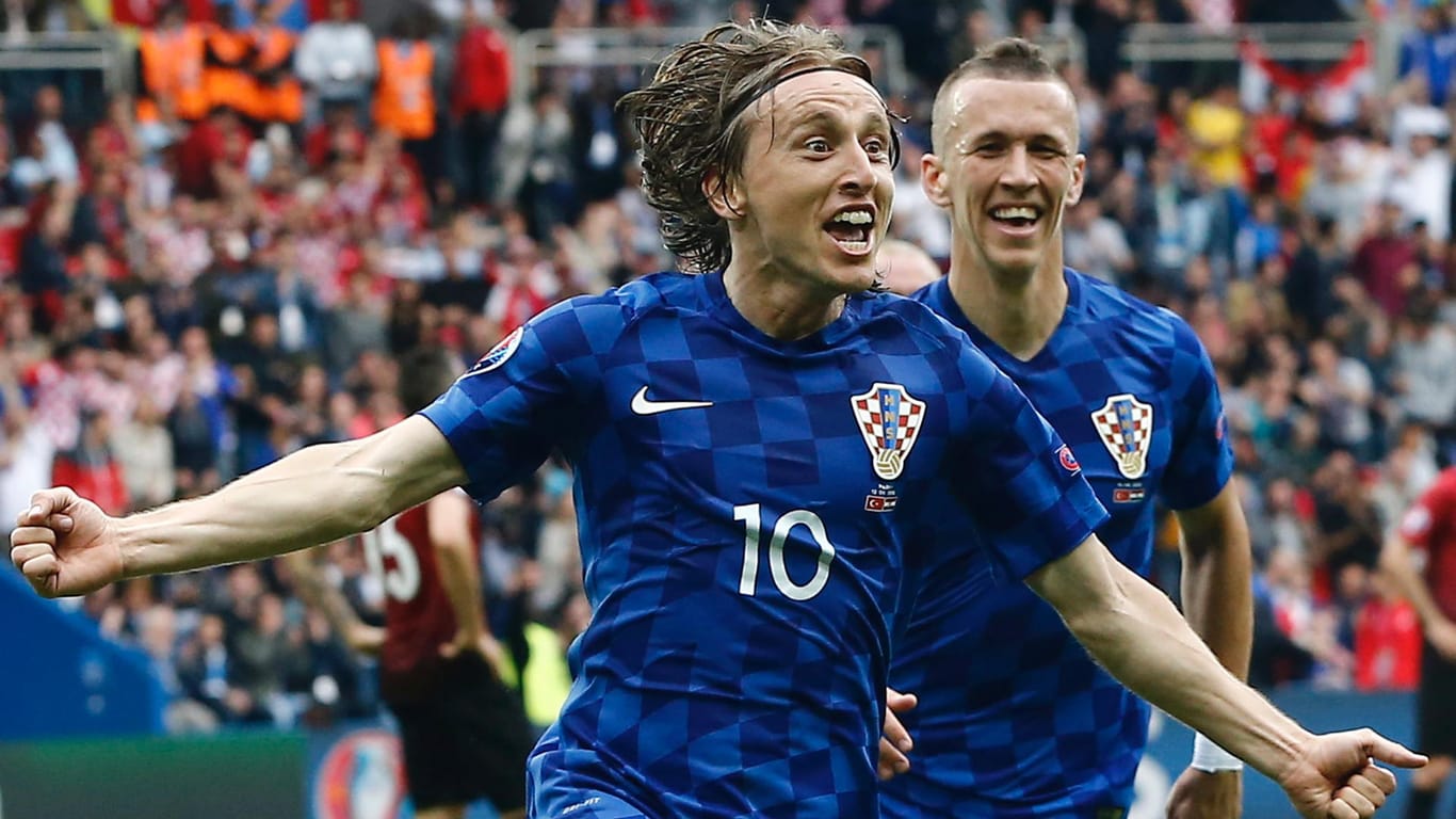Kroatiens Spielmacher Luka Modric (li., mit Ivan Perisic) feiert seinen Treffer gegen die Türkei.