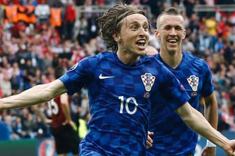 Kroatiens Spielmacher Luka Modric (li., mit Ivan Perisic) feiert seinen Treffer gegen die Türkei.
