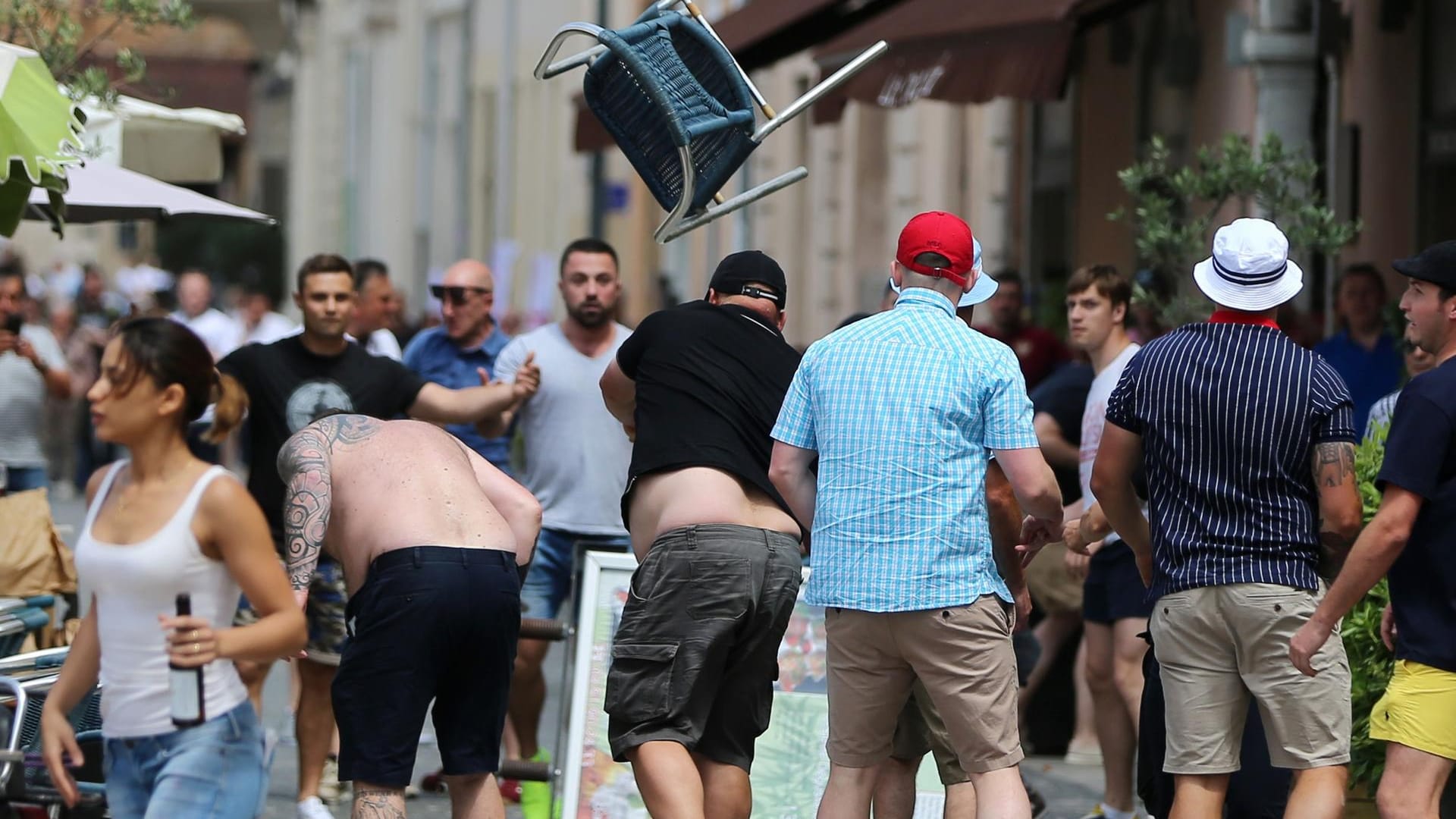 Straßenschlacht: In Marseille gerieten englische und russische Randalierer aneinander.