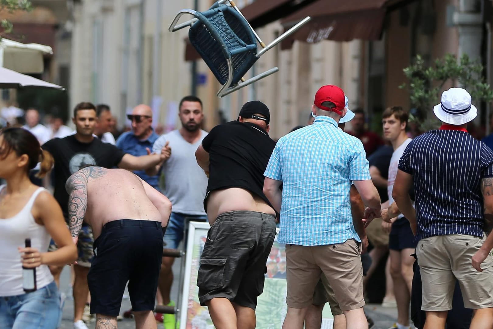 Straßenschlacht: In Marseille gerieten englische und russische Randalierer aneinander.