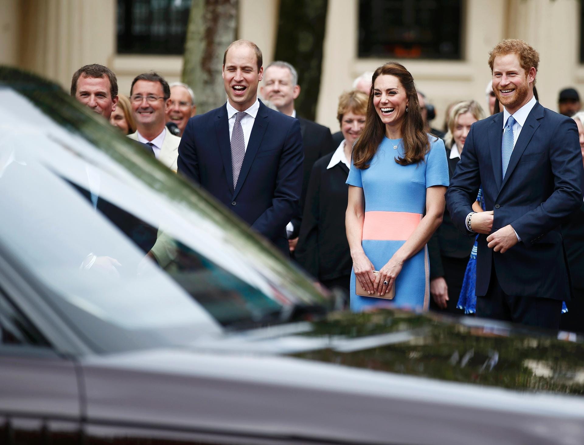 Prinz William, Herzogin Kate und Prinz Harry standen am Straßenrand und winkten ihrer Queen.
