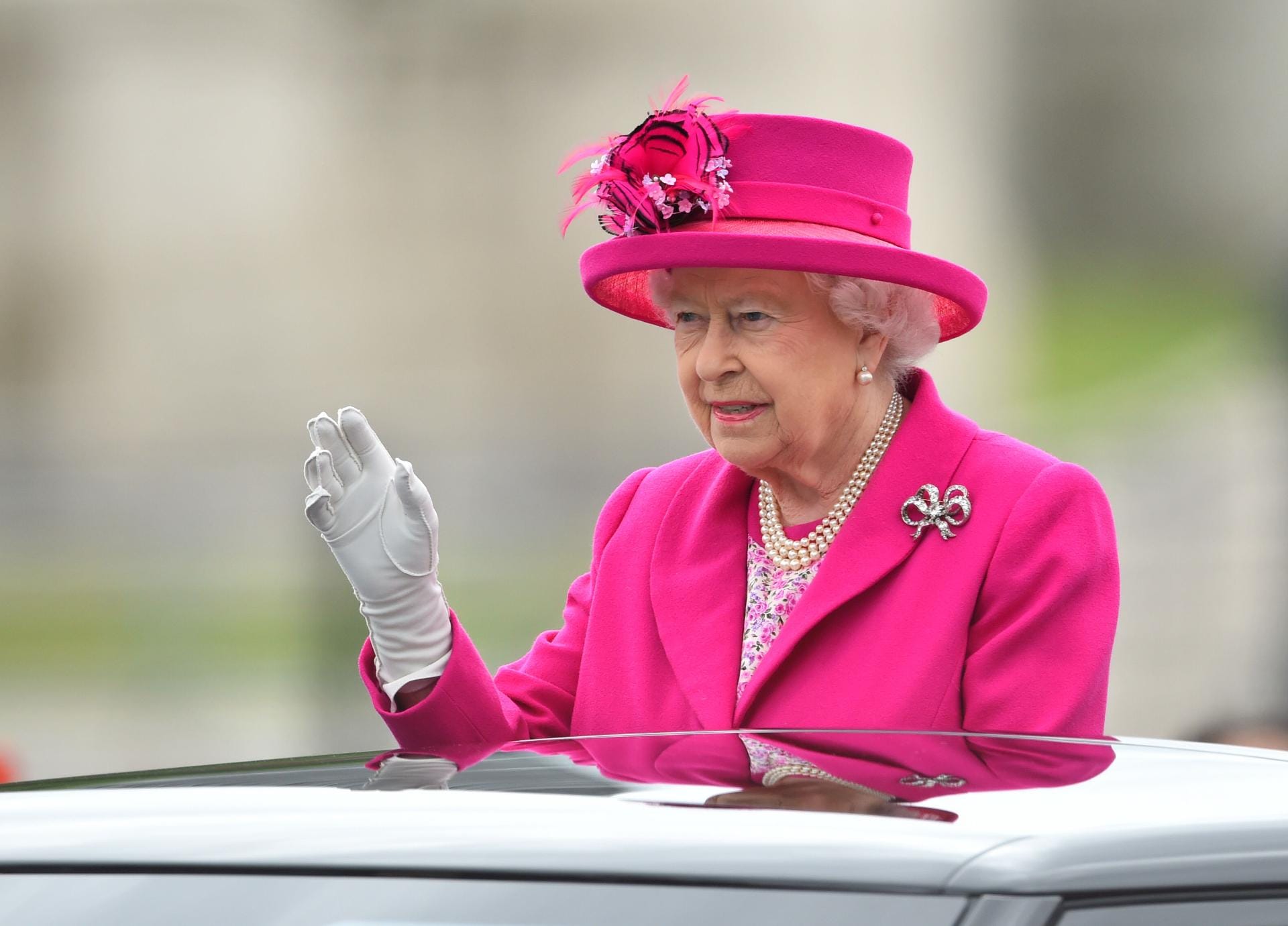 Mut zur Farbe: Bei "Trooping The Colour" erschien die 90-Jährige in Neongrün. Bei "The Patron's Lunch" setzte die königliche Hoheit auf ein knalliges Pink.