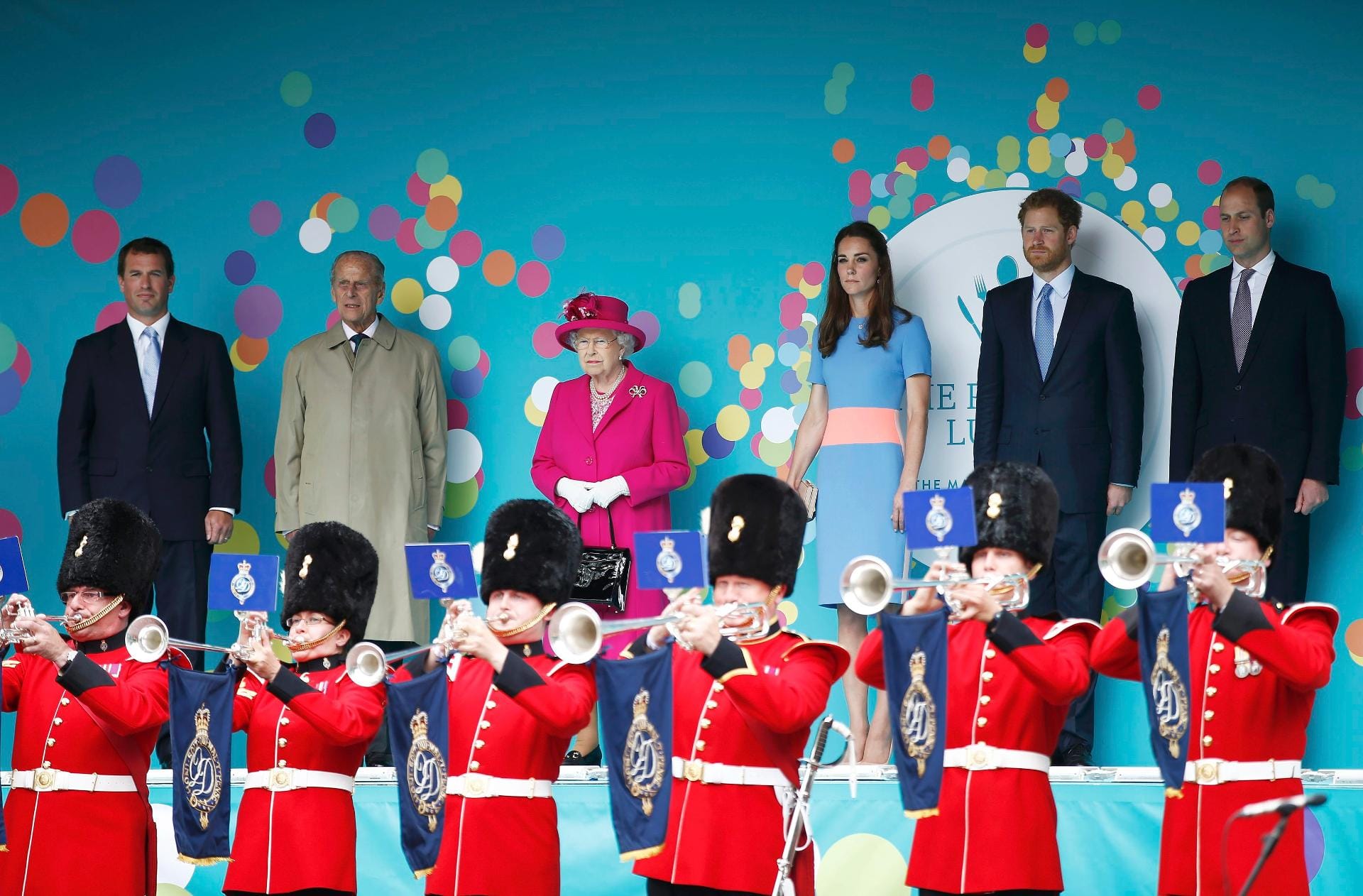Peter Phillips, Prinz Philip, Königin Elizabeth II., Herzogin Kate, Prinz Harry und Prinz William feiern das große Finale der dreitägigen Party zu Ehren der Monarchin.