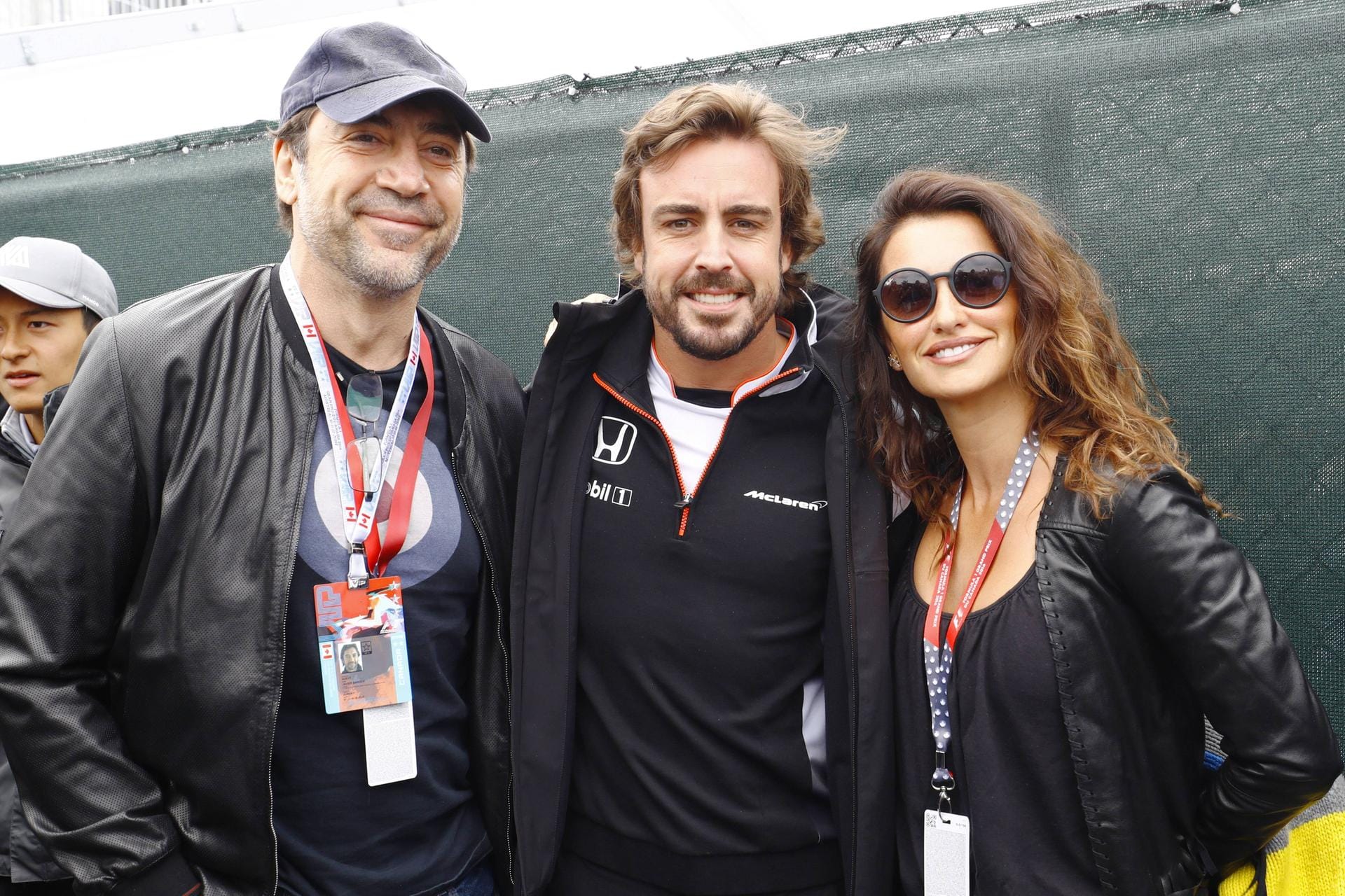 Spanische Prominez: Die Holywood-Stars Javier Bardem (links) und Penelope Cruz statten Landsmann Fernando Alonso vor dem Rennen einen Besuch ab.