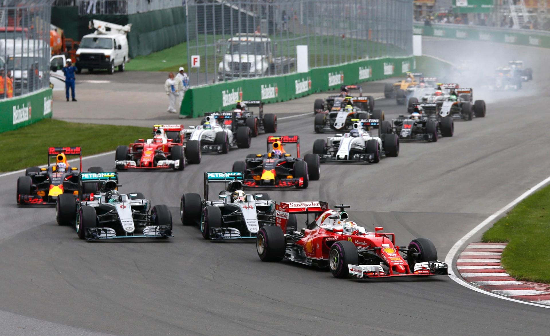 Führungswechsel: Sebastian Vettel (vorne) legte in seinem Ferrari einen Blitzstart hin und ließ die Konkurrenz um beiden Mercedes-Boliden hinter sich.