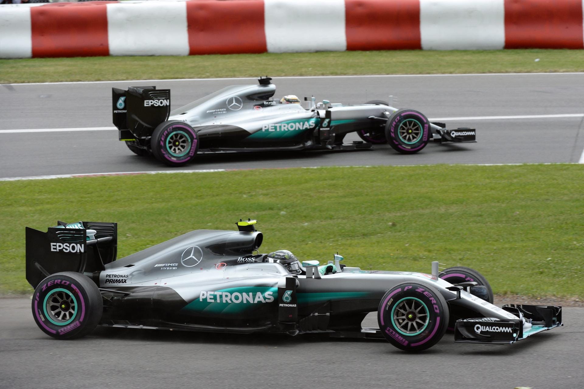 Doppelter Silberpfeil: Nico Rosberg (vorne) und Teamkamerad Lewis Hamilton beim Rennen in Montreal.