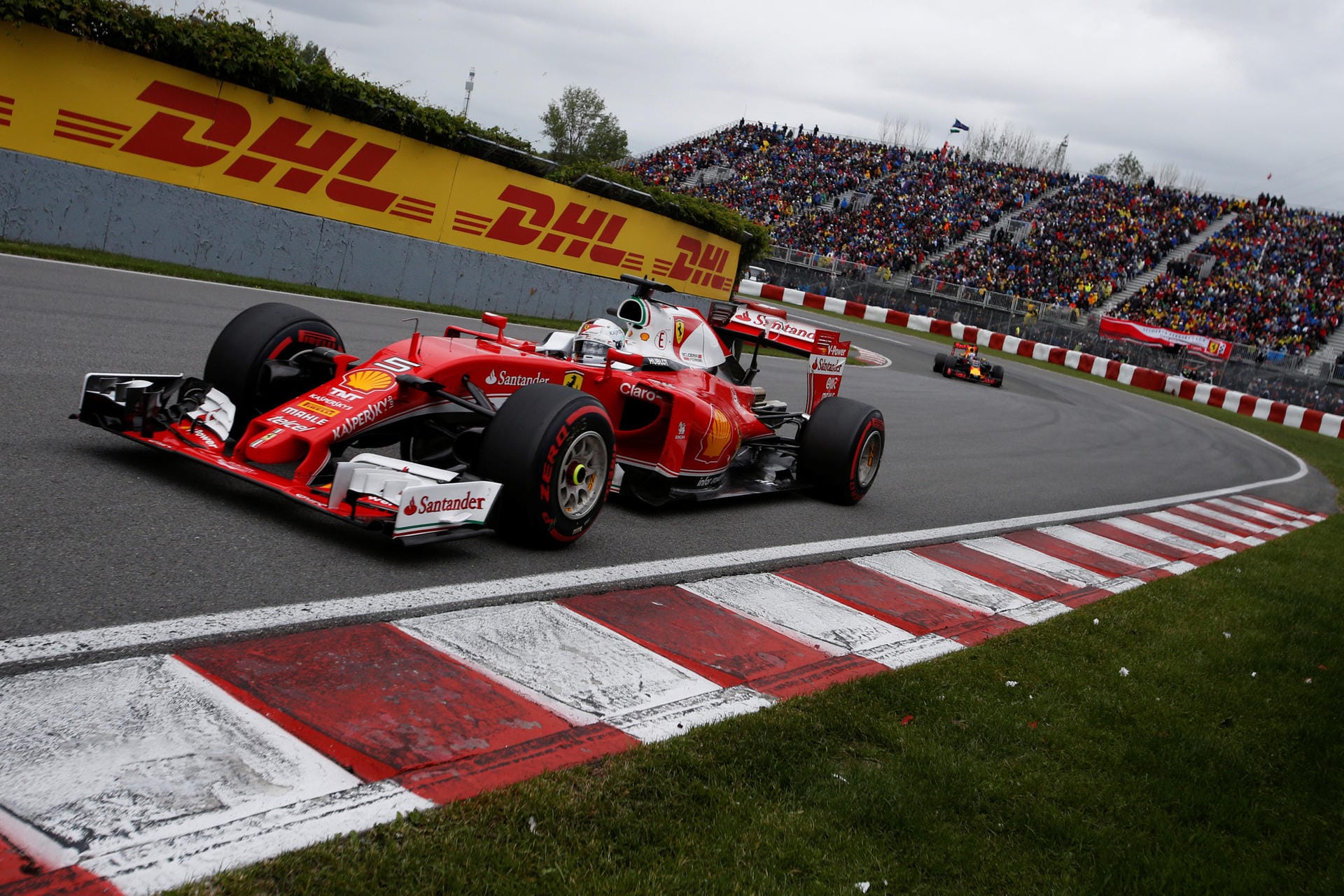 Kurvenlage: Sebastian Vettel gibt in seinem Ferrari das Tempo vor.