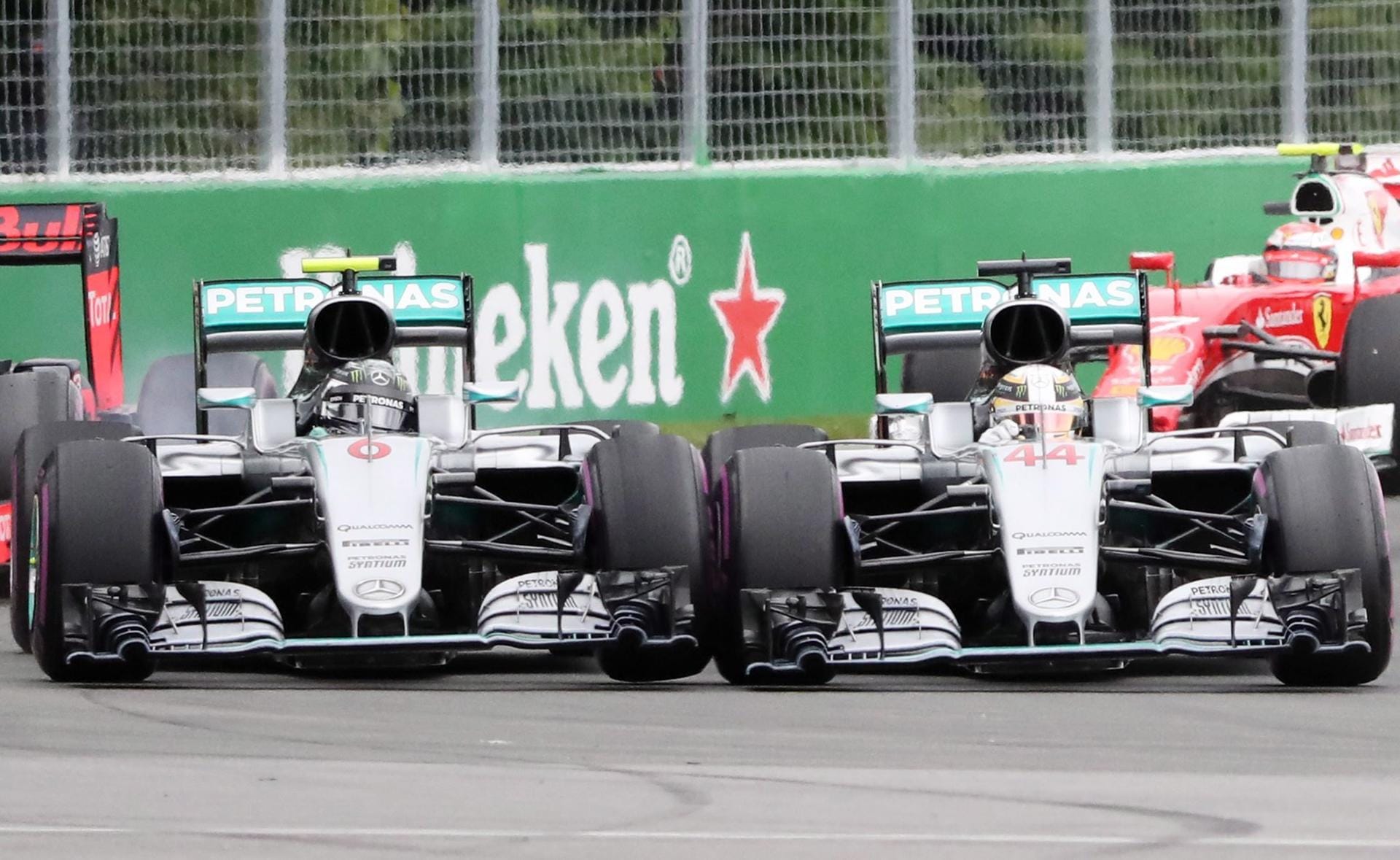 Reife(n)prüfung: Die beiden Mercedes-Fahrer Nico Rosberg (links) und Lewis Hamilton kommen sich während des Rennens sehr, sehr nahe.