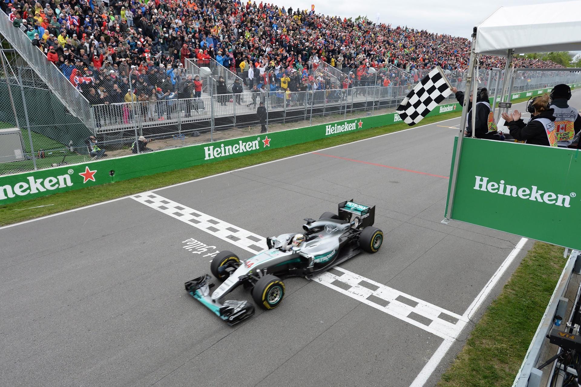 Erster im Ziel: Lewis Hamilton gewinnt in Montreal und damit sein zweites Rennen in Folge.