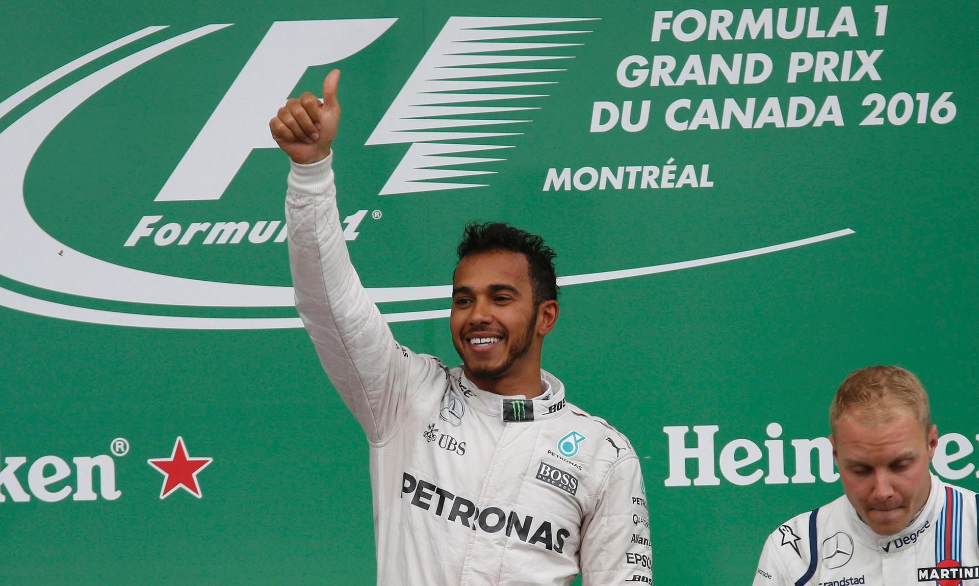 Daumen hoch: Ein gut gelaunter Lewis Hamilton freut sich über seinen Erfolg beim Großen Preis von Kanada.