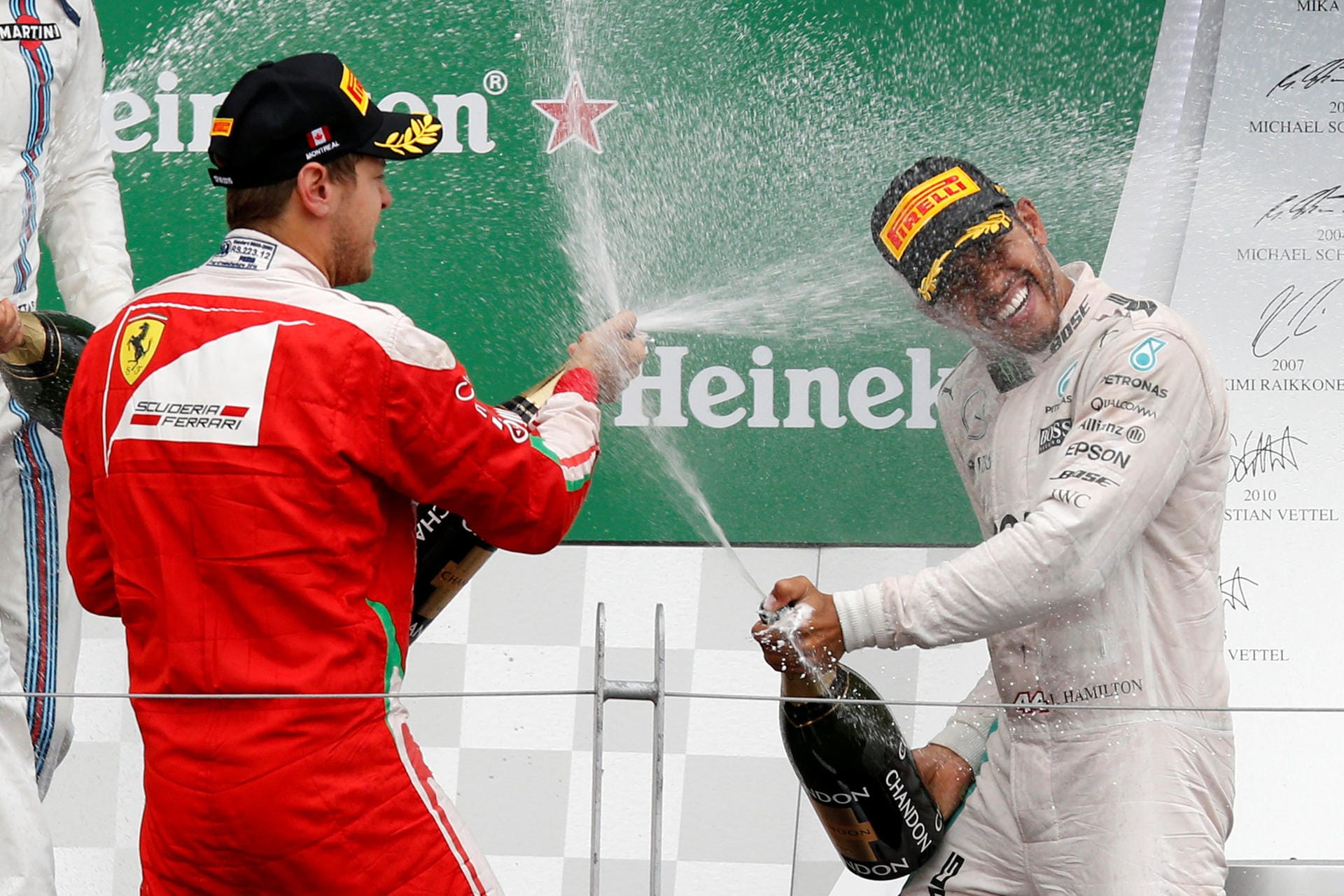 In Sektlaune: Der zweitplatzierte Sebastian Vettel hat seinen Spaß mit Sieger Lewis Hamilton (rechts).