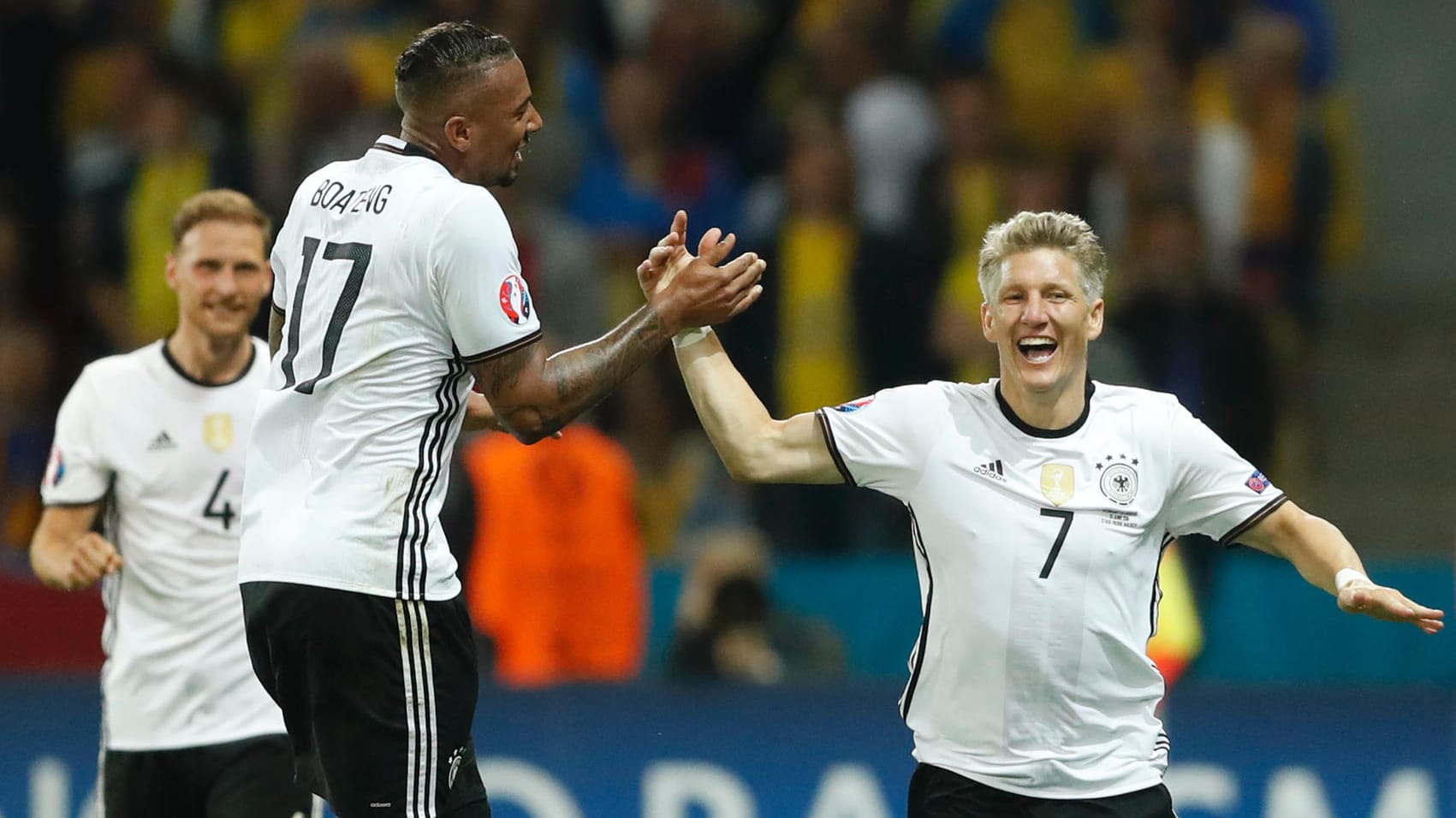 Da kommt Freude auf: Jerome Boateng (links) jubelt mit Bastian Schweinsteiger über dessen Tor zum 2:0 gegen die Ukraine.