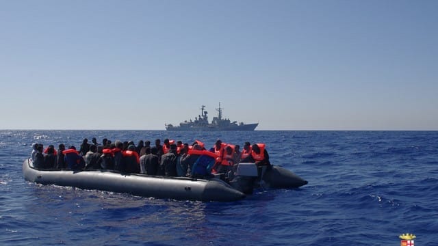 Ein Boot mit Flüchtlingen im Mittelmeer.