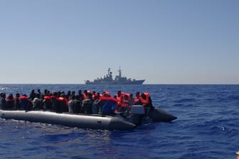 Ein Boot mit Flüchtlingen im Mittelmeer.