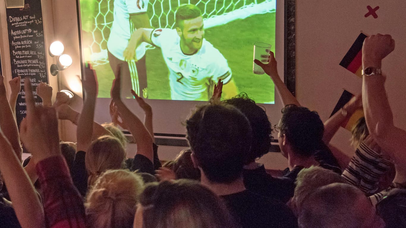 Deutschland-Fans jubeln beim ersten Treffer der deutschen Elf gegen die Ukraine.