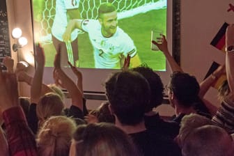 Deutschland-Fans jubeln beim ersten Treffer der deutschen Elf gegen die Ukraine.