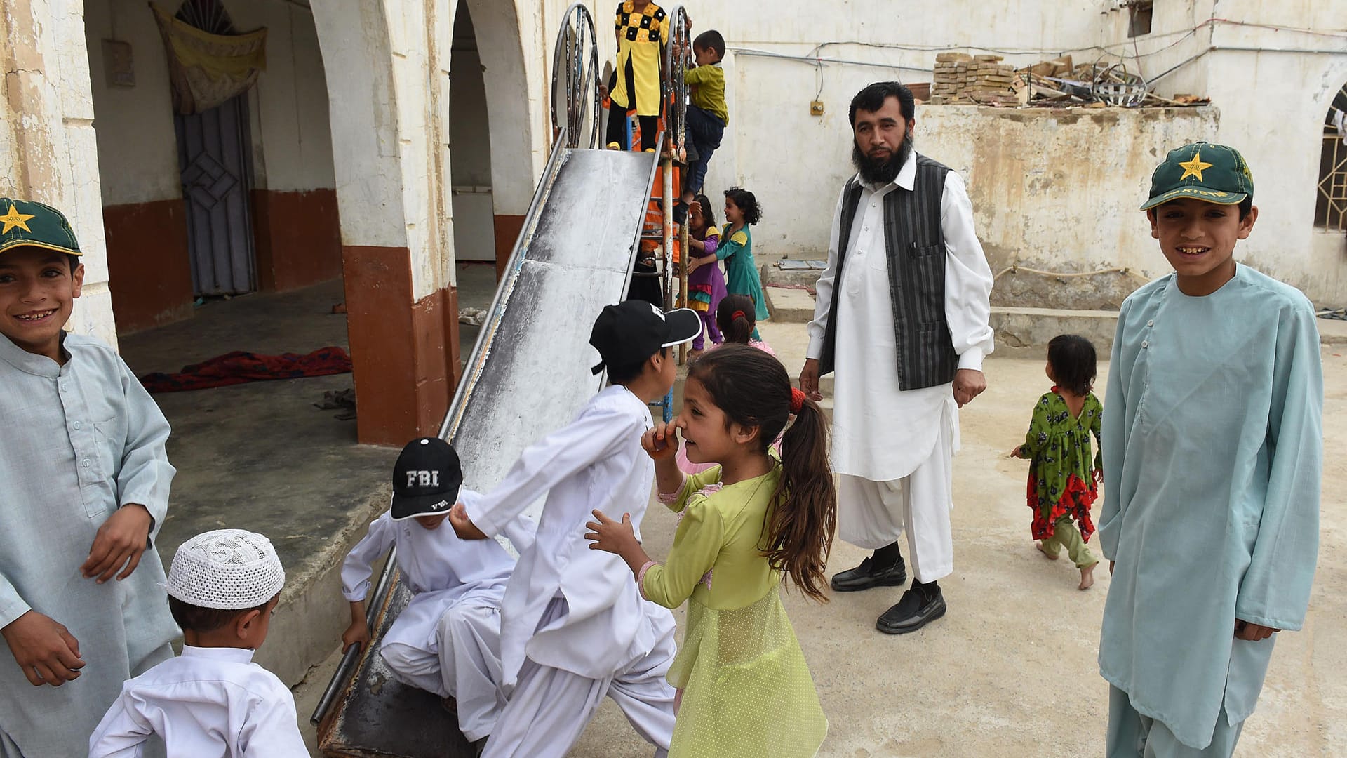 Sardar Jan Mohammad Khilji aus Pakistan mit einigen seiner 35 Kinder.