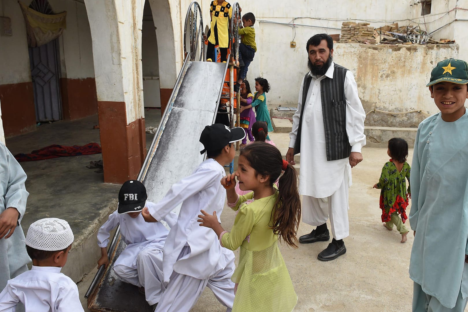 Sardar Jan Mohammad Khilji aus Pakistan mit einigen seiner 35 Kinder.