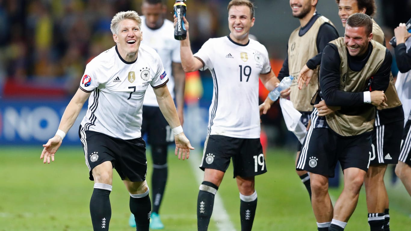 Bastian Schweinsteiger feiert mit seinen Kollegen den 2:0-Sieg gegen die Ukraine.