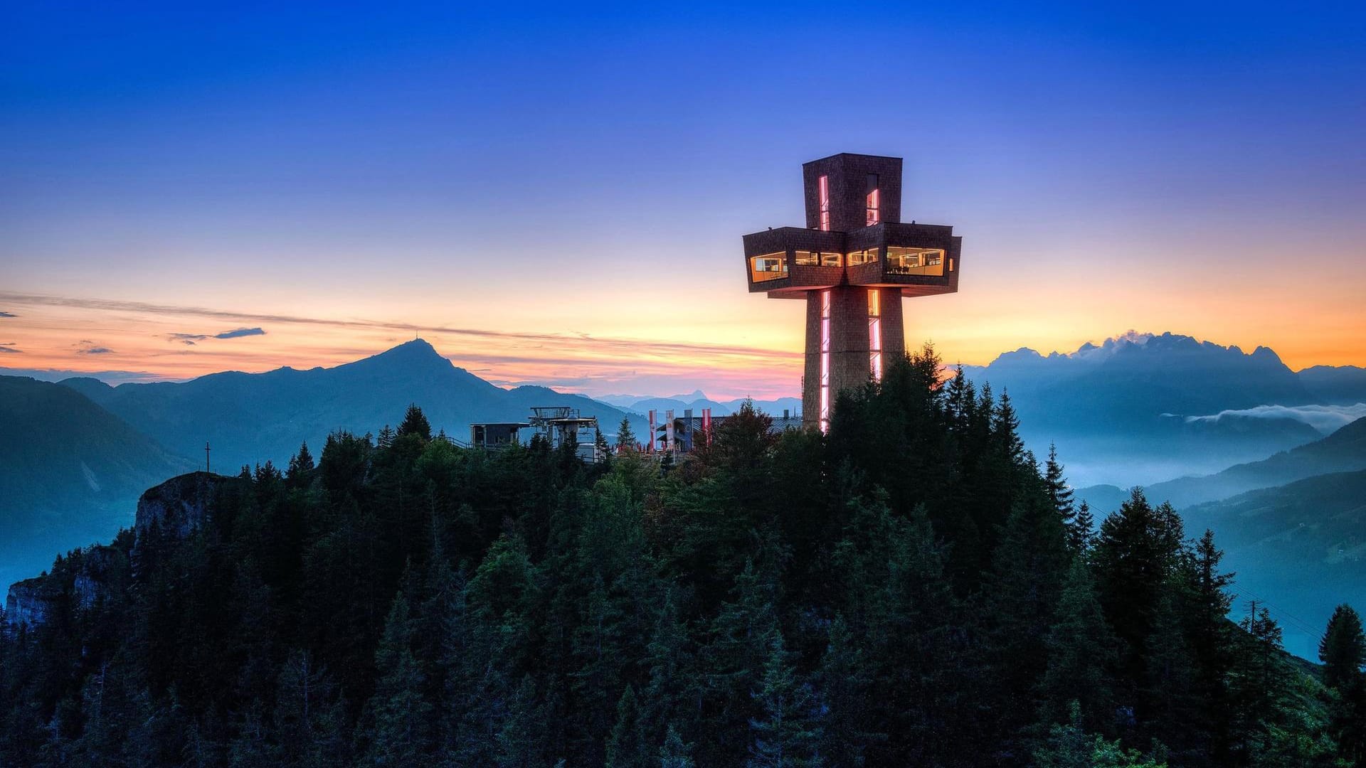 30 Meter hoch, innen Seminarräume: Das begehbare Gipfelkreuz auf der Buchensteinwand in Tirol.