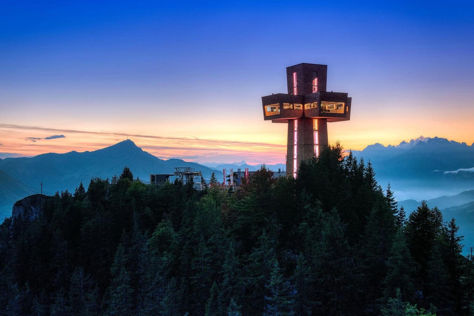 30 Meter hoch, innen Seminarräume: Das begehbare Gipfelkreuz auf der Buchensteinwand in Tirol.