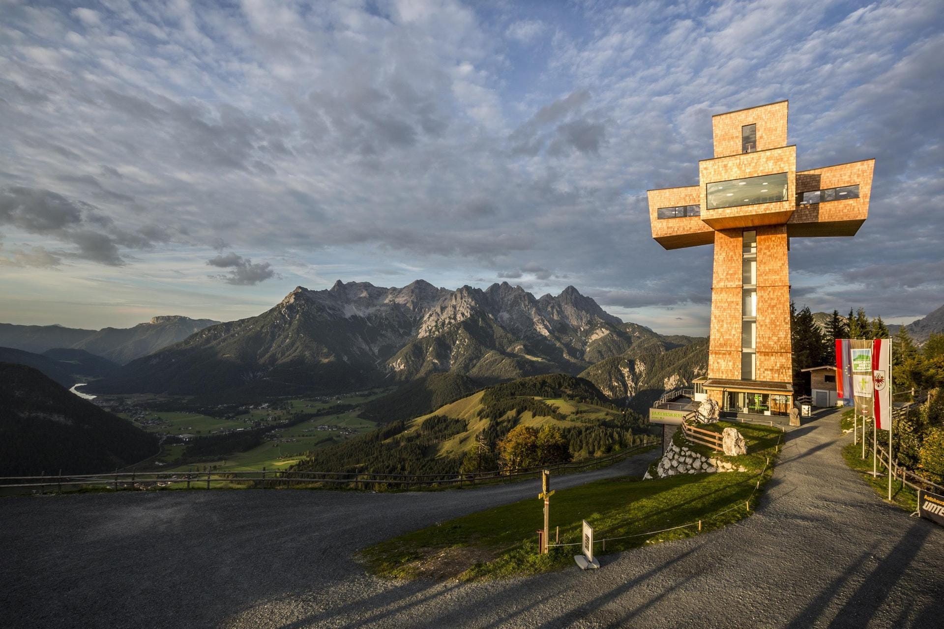 Mehrere Aussichtsplattformen auf dem Kreuz bieten einen tollen Panoramablick. Das auffällige Gipfelkreuz eröffnete erst 2014.