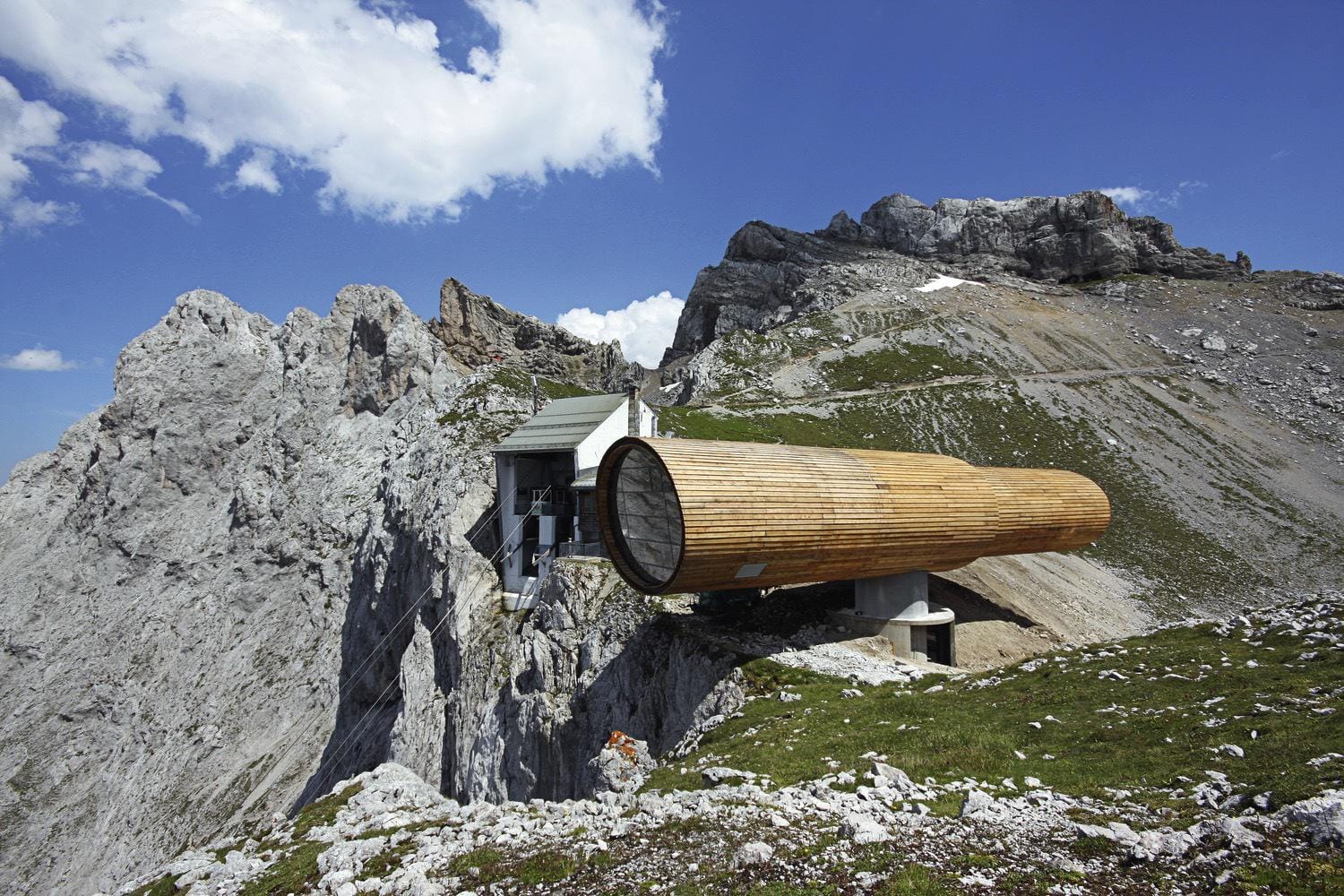 Gute Aussichten: Das überdimensionale Fernrohr an der Karwendelbahn beherbergt in seinem Inneren eine Ausstellung über die Bergwelt.