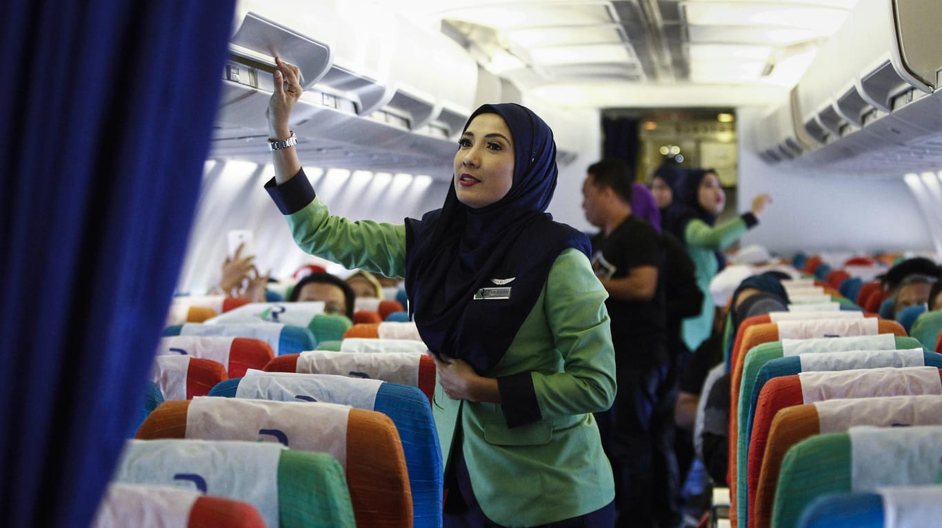 Stewardessen der malaysischen Fluglinie Rayani Air trugen den Hidschab, der Kopf und Hals bedeckt.