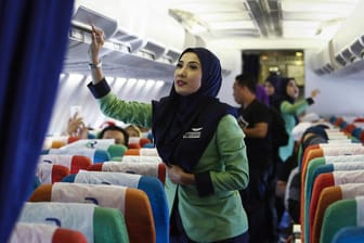 Stewardessen der malaysischen Fluglinie Rayani Air trugen den Hidschab, der Kopf und Hals bedeckt.