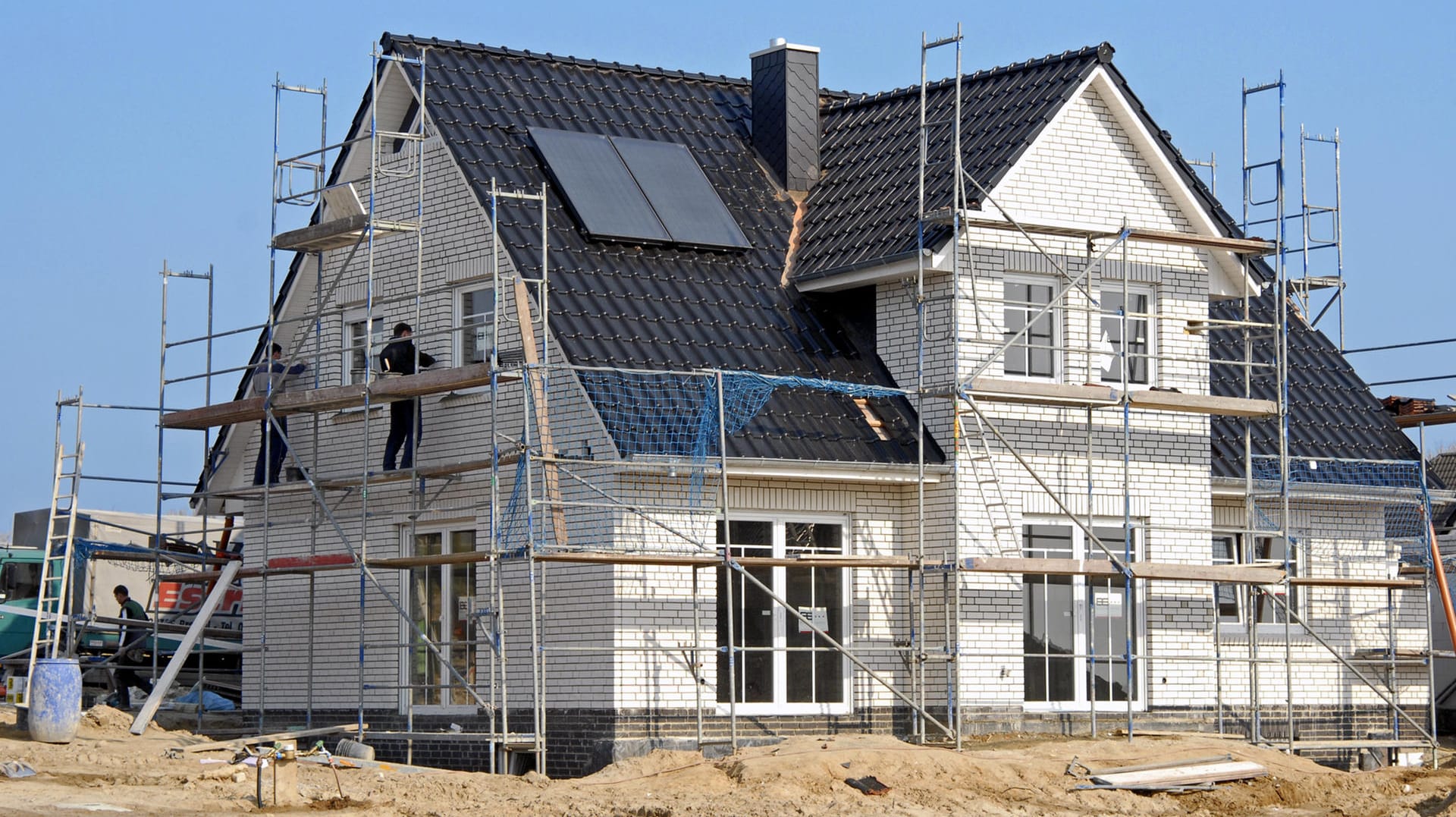 Tchibo bietet eine Qualitätskontrolle für den Hausbau an. Aus der Branche hagelt es Kritik.