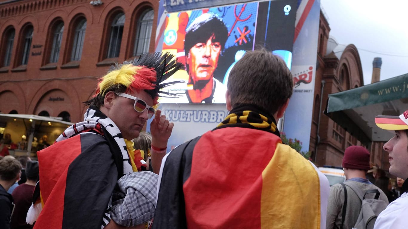 Deutsche Fans verfolgen beim Public Viewing in Berlin das Spiel Deutschland gegen Ukraine.