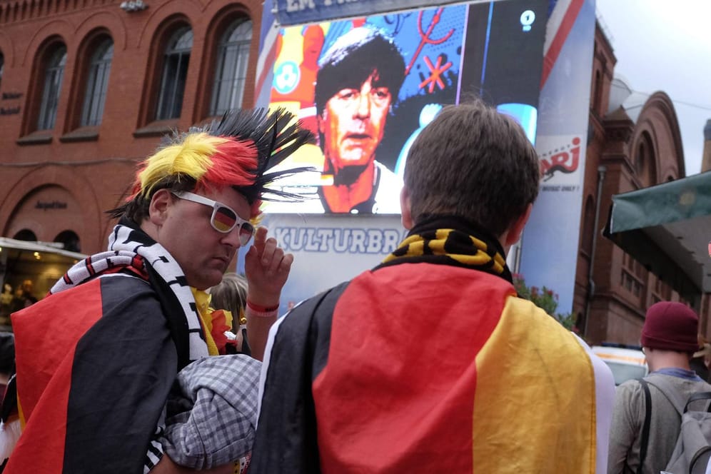 Deutsche Fans verfolgen beim Public Viewing in Berlin das Spiel Deutschland gegen Ukraine.