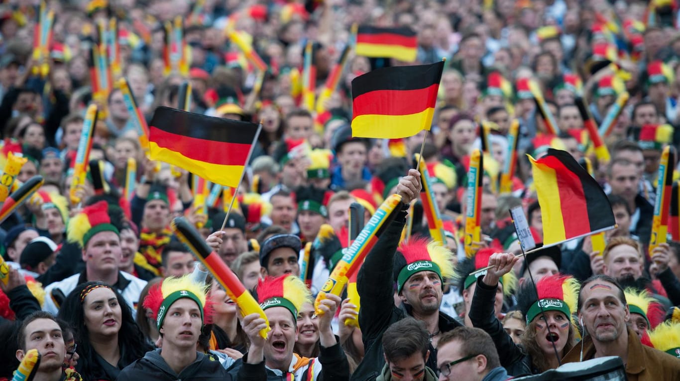 Mit ihrer Forderung, auf Deutschland-Fahnen zu verzichten, stößt die Grüne Jugend bei Fans und Politikern auf wenig Gegenliebe.