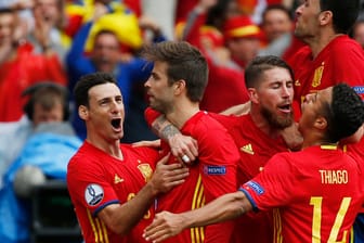 Die Spanier bejubeln den späten Siegtreffer gegen Tschechien.