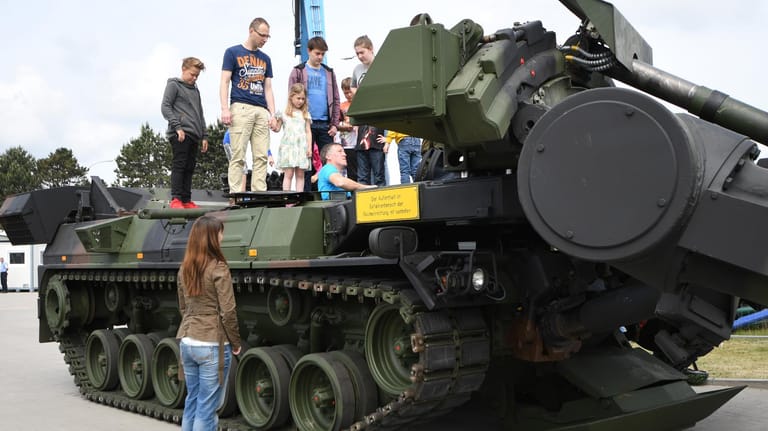 Im Marinestützpunkt in Wilhelmshaven (Niedersachsen) durften Kinder beim bundesweiten "Tag der Bundeswehr" einen Panzer besteigen.