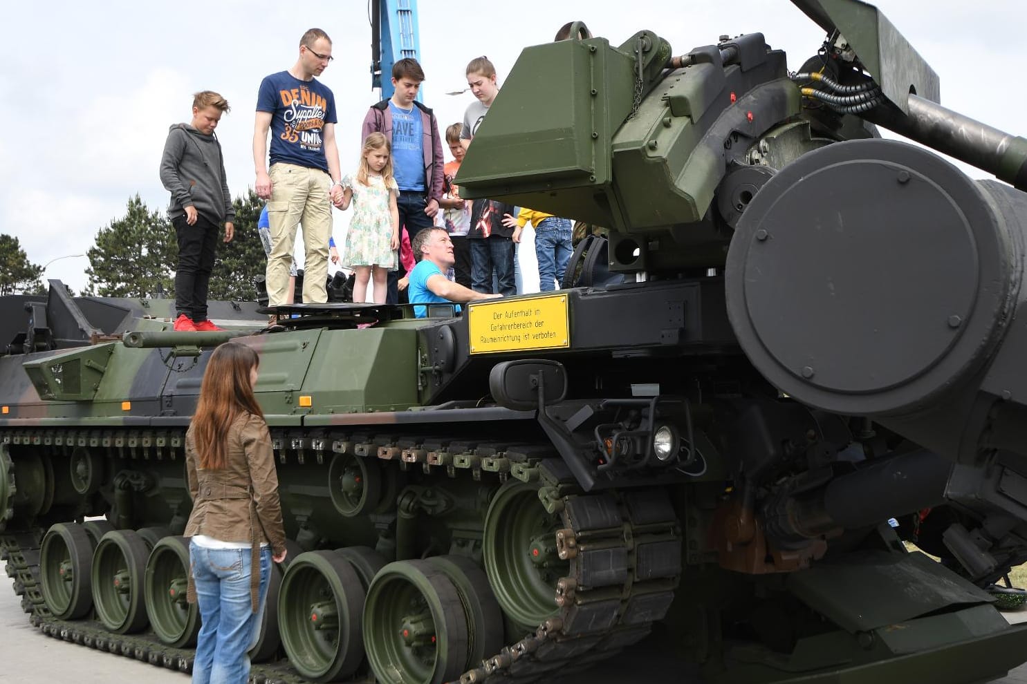 Im Marinestützpunkt in Wilhelmshaven (Niedersachsen) durften Kinder beim bundesweiten "Tag der Bundeswehr" einen Panzer besteigen.