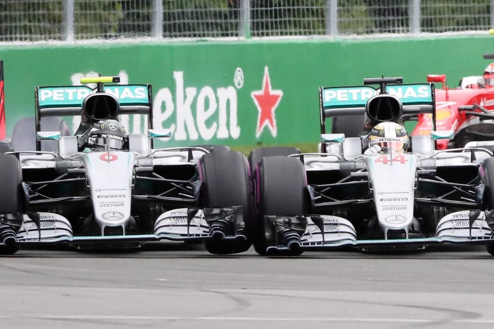 Kontaktaufnahme: Die Mercedes-Piloten Nico Rosberg (links) und Lewis Hamilton kommen sich gefährlich nahe.