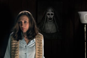 Besser jetzt nicht umdrehen: Lorraine Warren (Vera Farmiga) spürt etwas im Nacken.