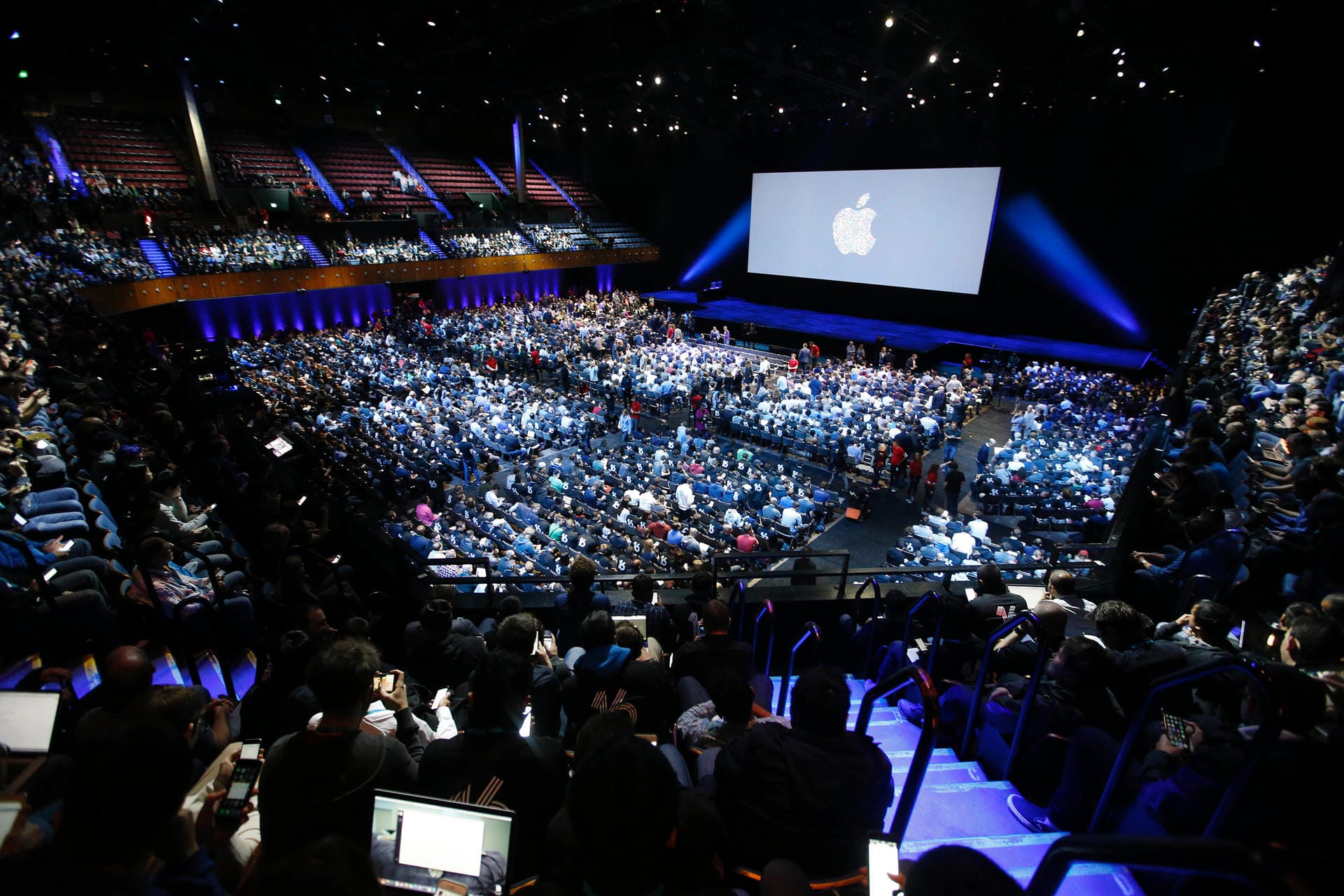 Zur Entwicklerkonferenz 2016 hatte Apple mit dem "Bill Graham Civic Auditorium" in San Francisco eine recht große Halle für seine Keynote-Präsentation gewählt.